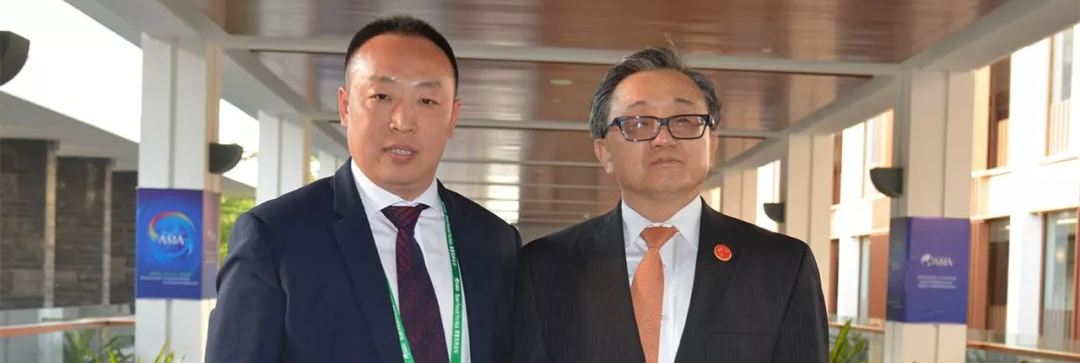 操逼逼bbb联合国副秘书长刘振民和赵章栓会长在博鳌亚洲论坛亲切交"